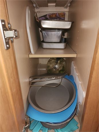 080 - Assorted Bakeware and Kitchen Accessories
