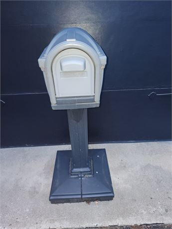 Outdoor Free-Standing Mailbox with Pedestal Base