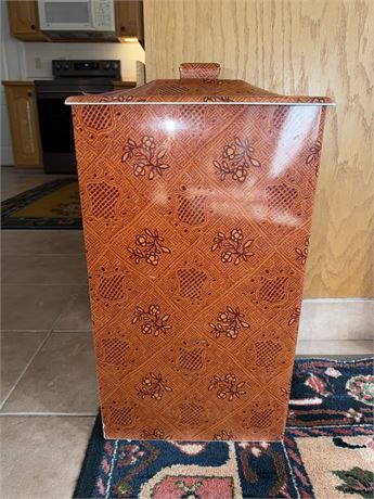 151 - Decorative Plastic Wastebasket with Lid