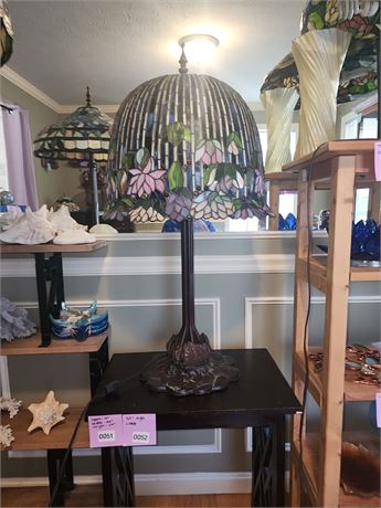 052 - Tiffany-Style Stained Glass Floral Table Lamp
